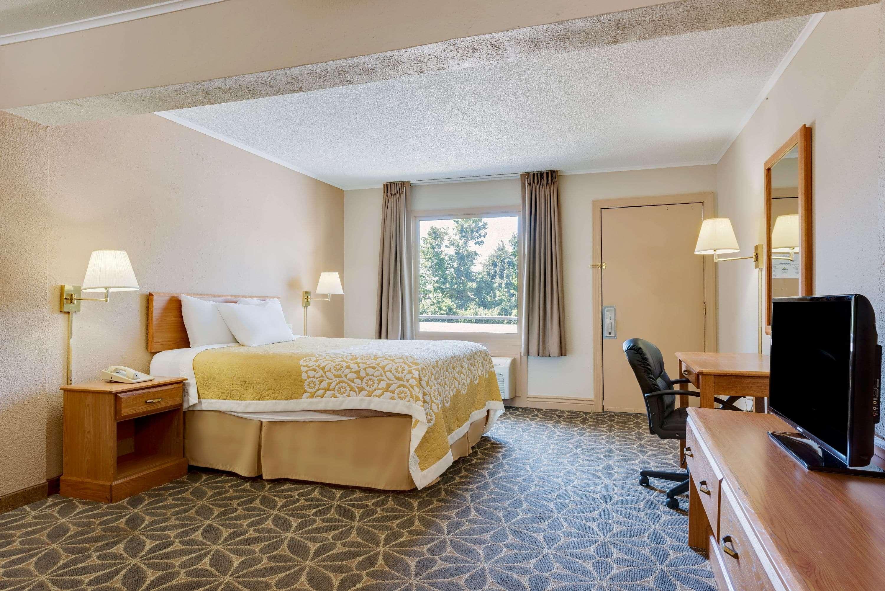 Days Inn By Wyndham Fairmont Eksteriør billede