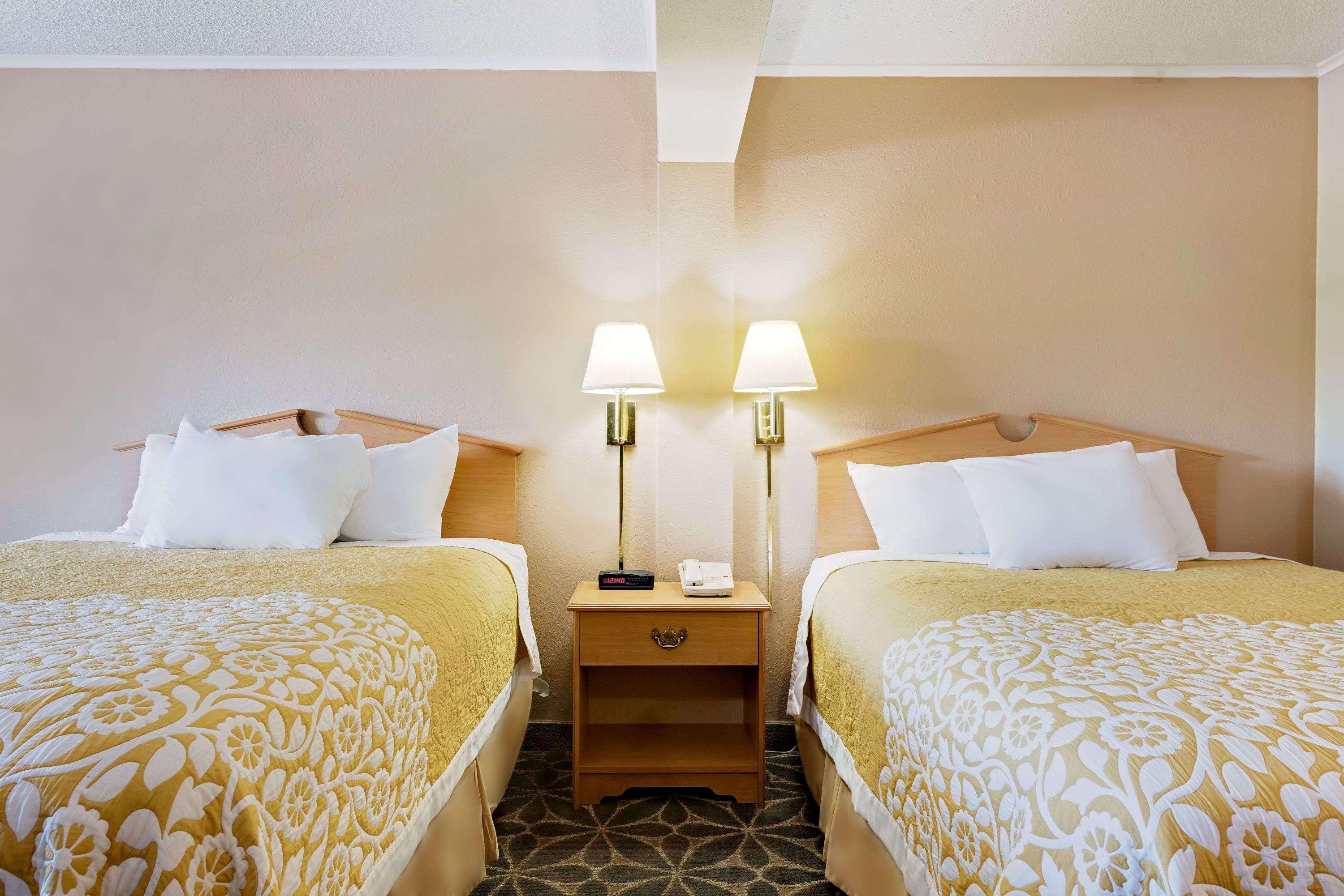 Days Inn By Wyndham Fairmont Eksteriør billede