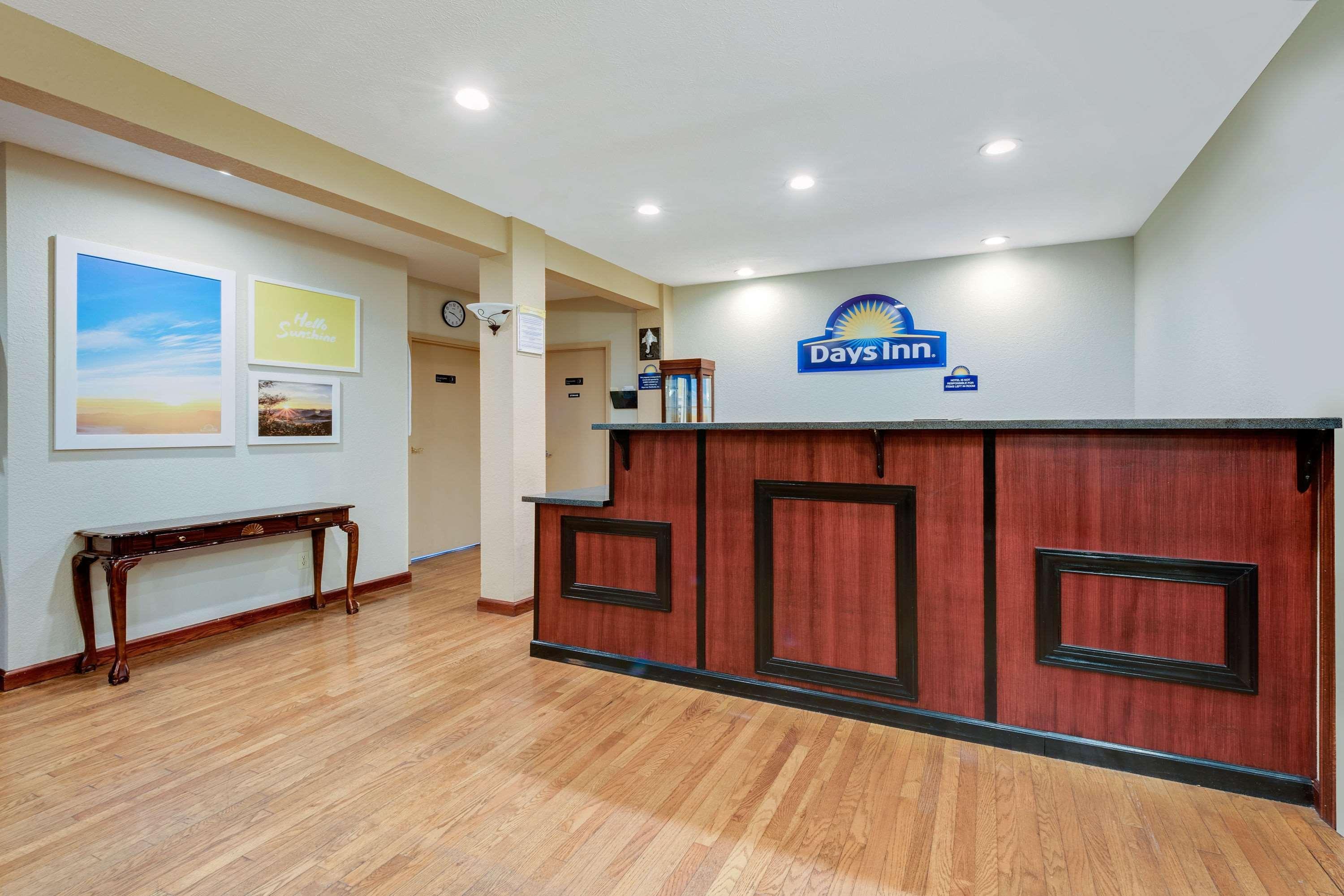 Days Inn By Wyndham Fairmont Eksteriør billede