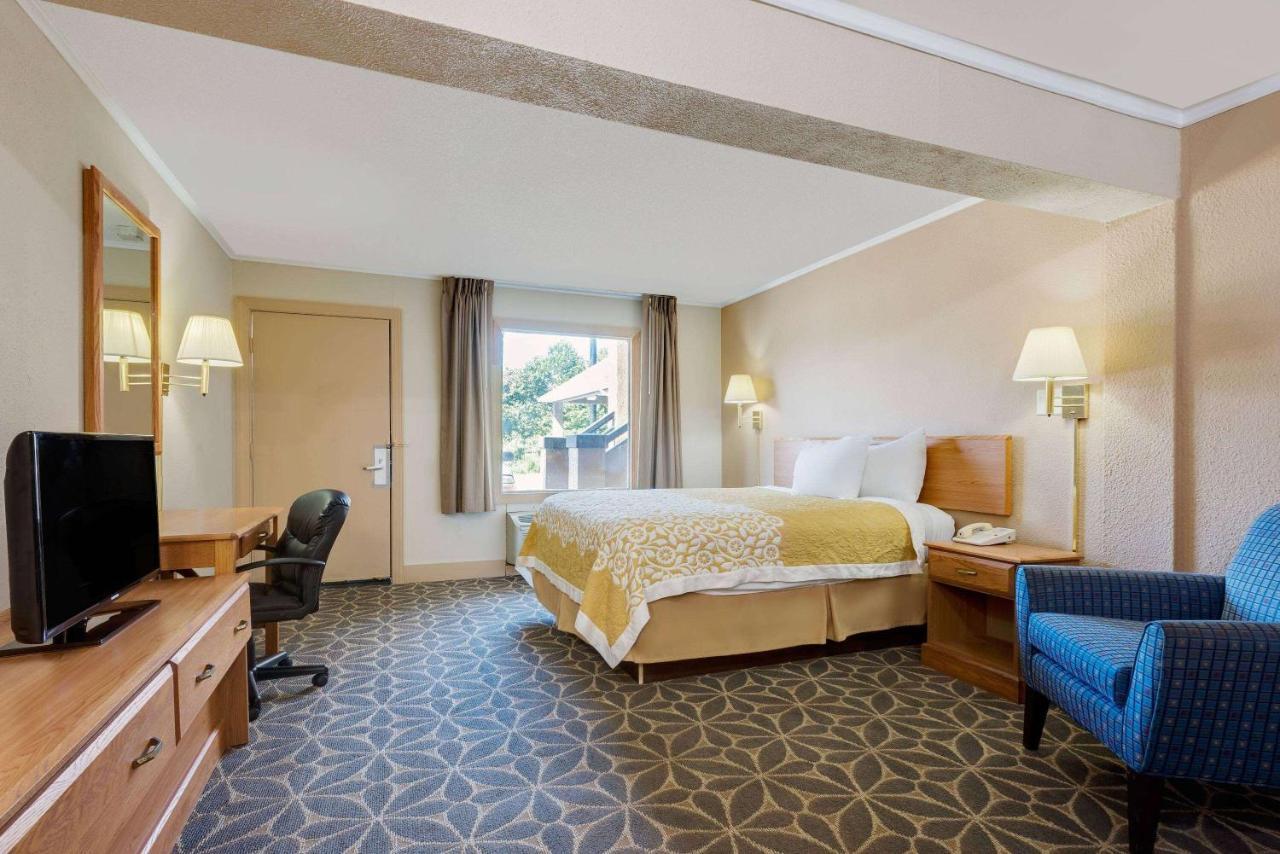 Days Inn By Wyndham Fairmont Eksteriør billede