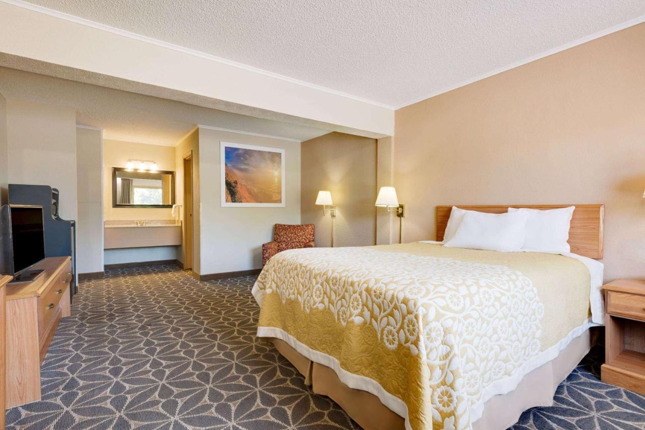 Days Inn By Wyndham Fairmont Eksteriør billede