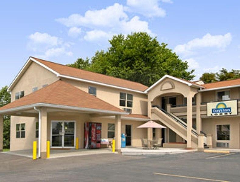 Days Inn By Wyndham Fairmont Eksteriør billede