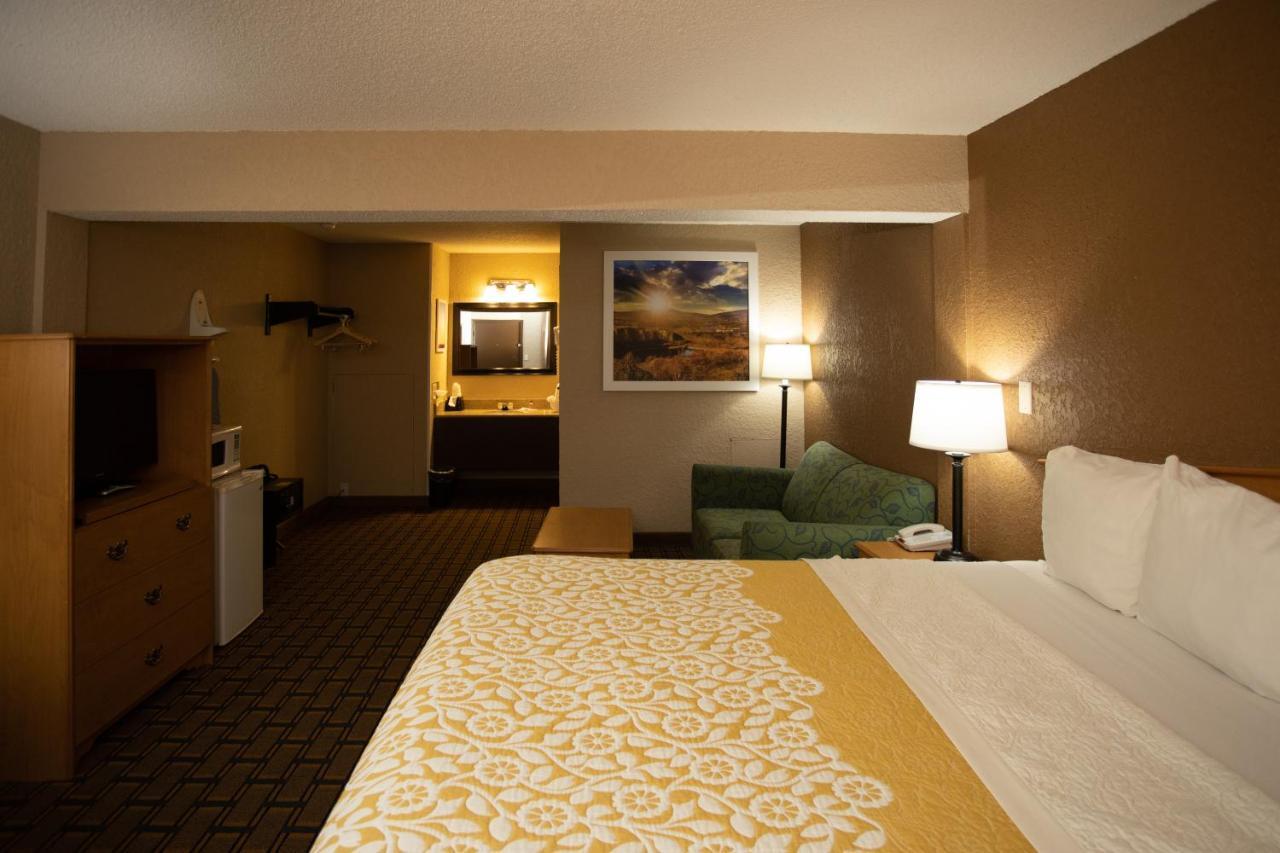 Days Inn By Wyndham Fairmont Eksteriør billede