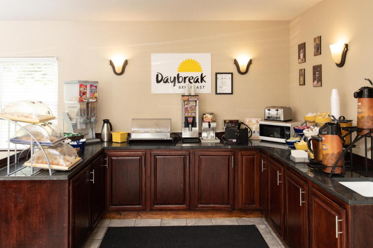 Days Inn By Wyndham Fairmont Eksteriør billede