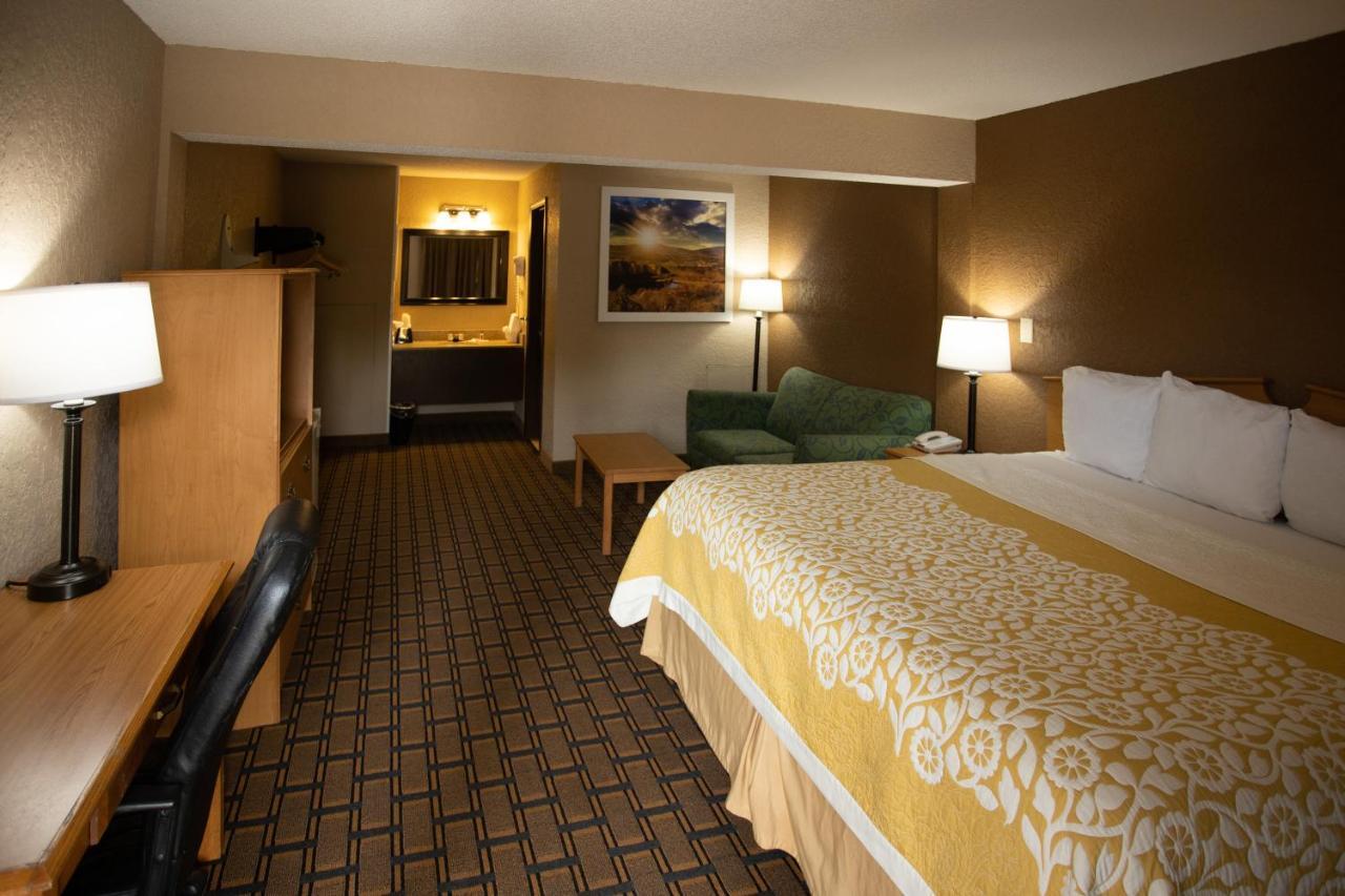Days Inn By Wyndham Fairmont Eksteriør billede