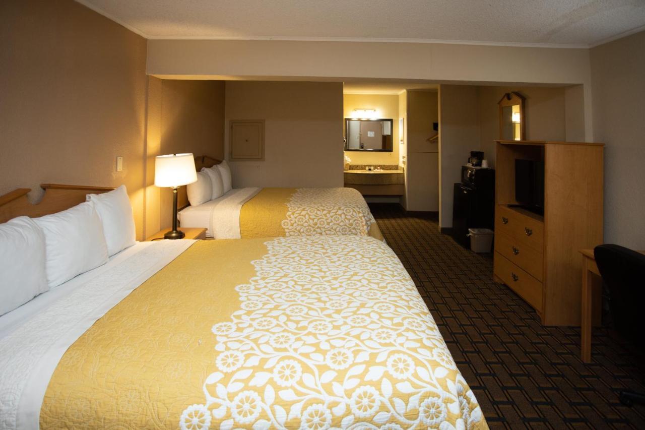 Days Inn By Wyndham Fairmont Eksteriør billede