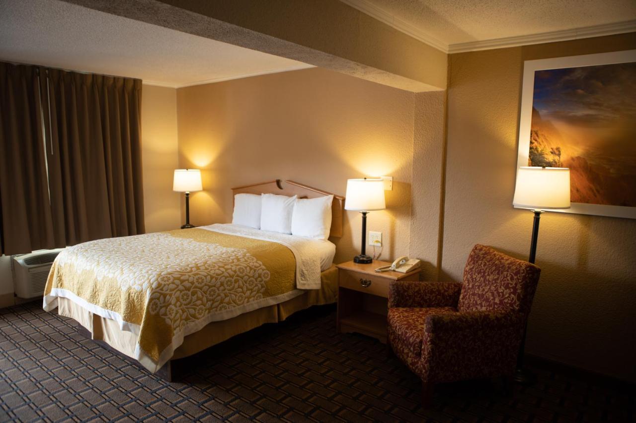Days Inn By Wyndham Fairmont Eksteriør billede