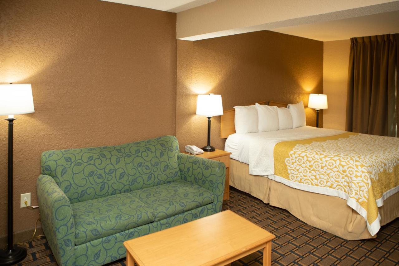 Days Inn By Wyndham Fairmont Eksteriør billede