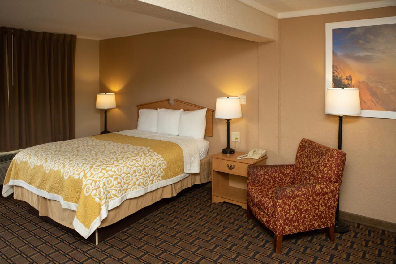 Days Inn By Wyndham Fairmont Eksteriør billede