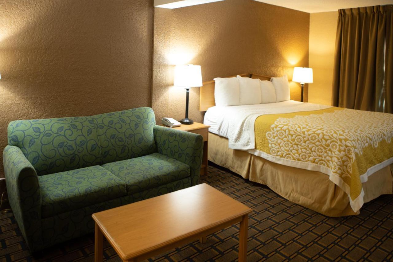 Days Inn By Wyndham Fairmont Eksteriør billede
