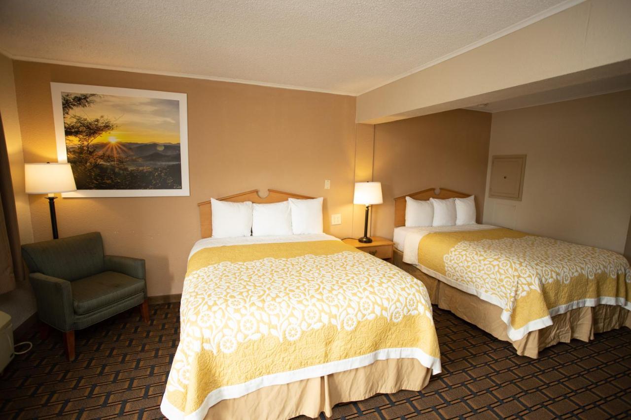 Days Inn By Wyndham Fairmont Eksteriør billede