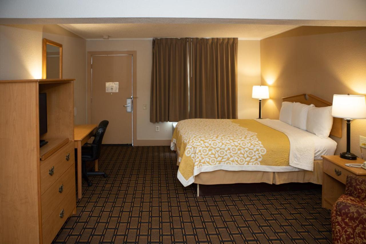 Days Inn By Wyndham Fairmont Eksteriør billede